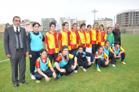 Bayan futbolcular, Kartal’ı ziyaret etti