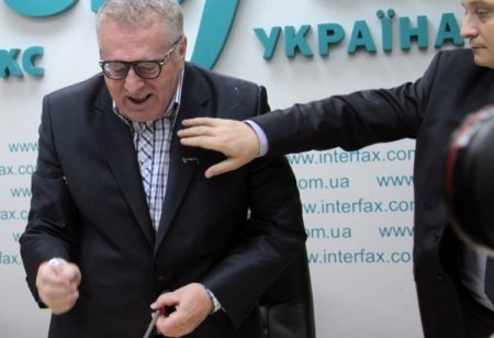 Bayan gazeteci Jirinovski’ye lahana turşusu fırlattı