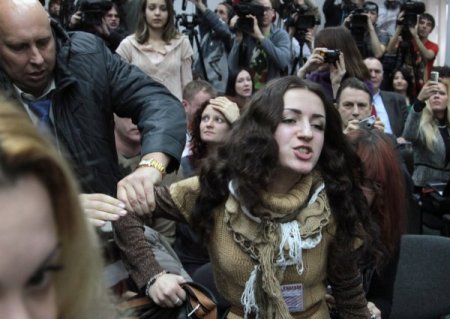 Bayan gazeteci Jirinovski’ye lahana turşusu fırlattı