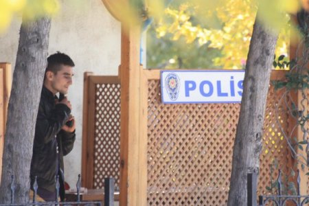 Bayan memurun silahını gaspedip kafasına dayadı, polisleri 4 saat uğraştırdı