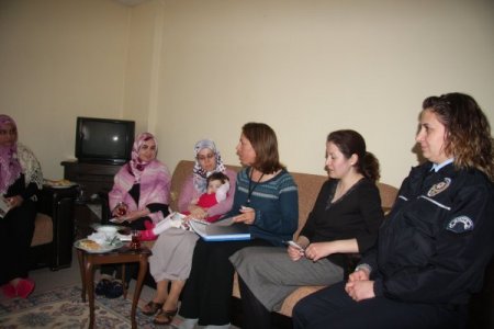 Bayan Polisler Aile İçi Şiddeti Anlatmak İçin Evlere Gidiyor