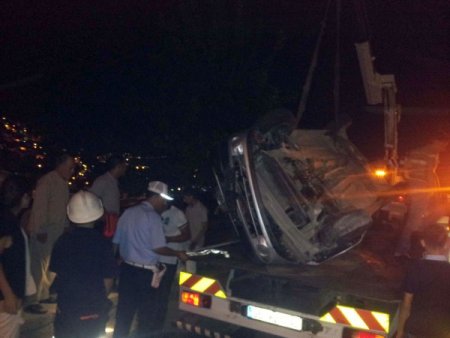 Bayan Sürücü, Otomobiliyle Evin Damına Uçtu