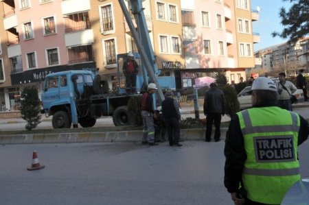 Bayan sürücü elektrik direğine çarptı: 5 yaralı