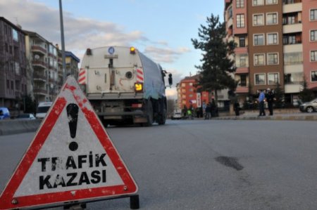 Bayan sürücü elektrik direğine çarptı: 5 yaralı