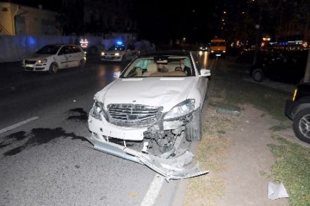 Bayan Sürücü Park Halindeki 3 Otomobile Birden Çarptı