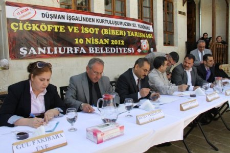 Bayanlar En İyi İsot Ve En Lezzetli Çiğ Köfte İçin Yarıştı