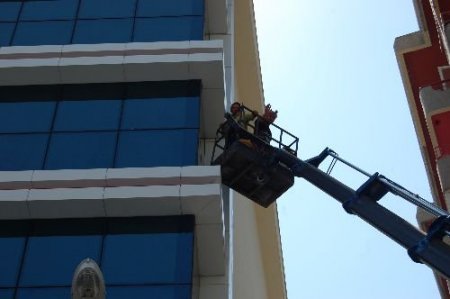 Bayanlar Vince Çıkıp Cam Sildiler