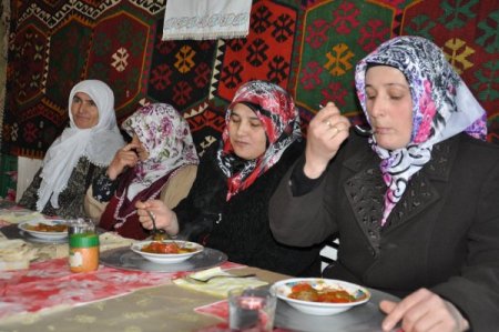 Bayanların Jüri Olduğu Yarışmada Erkekler En Güzel Yemeği Yapmaya Çalıştı