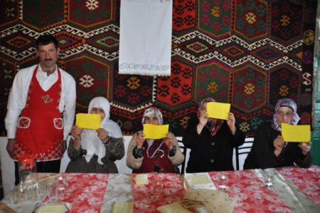 Bayanların Jüri Olduğu Yarışmada Erkekler En Güzel Yemeği Yapmaya Çalıştı