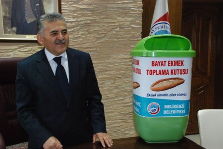 Bayat ekmekler, besiciler ve köpek barınma evi için toplanacak