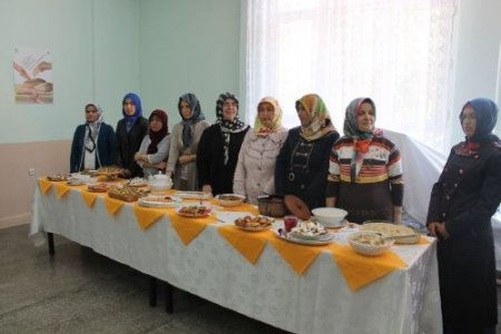 Bayat ekmekleri kulanarak, tirit, perde pilavı ve keşkek yaptılar