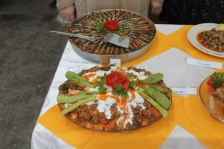 Bayat ekmekleri kulanarak, tirit, perde pilavı ve keşkek yaptılar