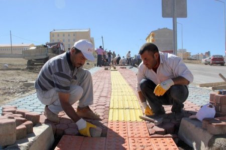 Bayburt Belediyesi, kaldırım çalışmalarında engelli vatandaşları unutmadı