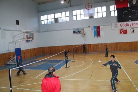 Bayburt polisi öğrencilere badminton oynamayı öğretiyor