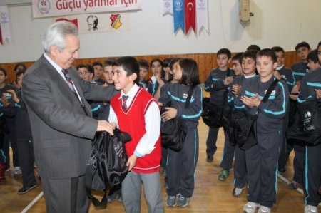 Bayburt polisi öğrencilere badminton oynamayı öğretiyor