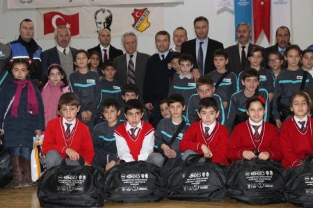 Bayburt polisi öğrencilere badminton oynamayı öğretiyor