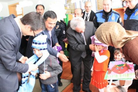 Bayburtlu öğrencilerin karne hediyesi: Atkı ve bere