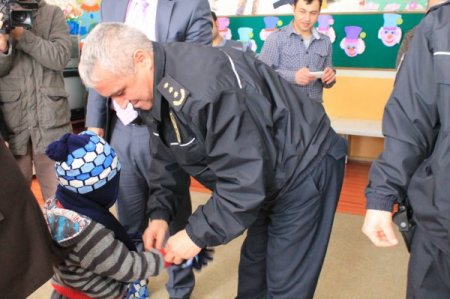 Bayburtlu öğrencilerin karne hediyesi: Atkı ve bere