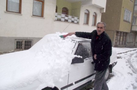 Bayburtlular Güne Kar Yağışı İle Uyandı