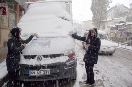 Bayburtlular Güne Kar Yağışı İle Uyandı