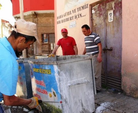 Bayburt'ta Çöp Konteynerleri Dezenfekte Edildi
