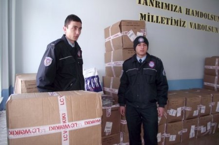 Bayburt'ta Fakir Bin Öğrenciye Giyim Yardımı Yapılıyor