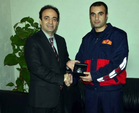 Baydemir, 14 kişiyi ölümden kurtaran itfaiyecileri ödüllendirdi