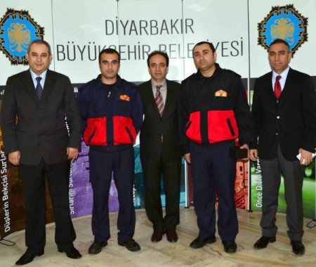 Baydemir, 14 kişiyi ölümden kurtaran itfaiyecileri ödüllendirdi