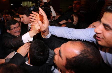 Baydemir'den Davutoğlu'na sıcak karşılama