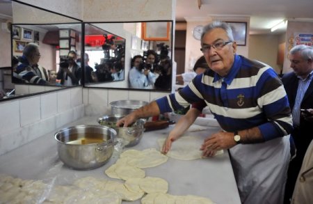 Baykal, börek açıp gazetecilere ikram etti