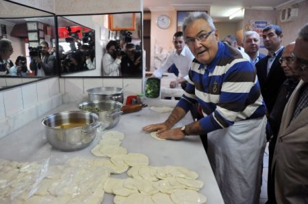 Baykal, börek açıp gazetecilere ikram etti