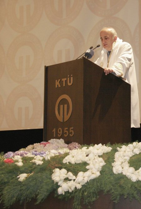 Baykal: Üniversitede şu ya da bu görüş değil, evrensel değerler geçerlidir