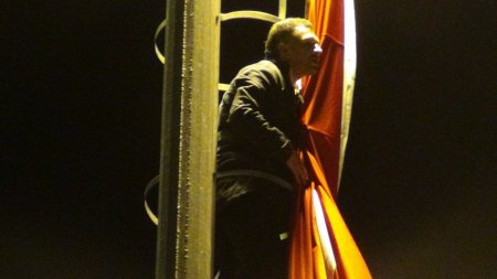 Bayrak direğine çıkan alkollü genç demokrasi istedi