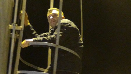 Bayrak direğine çıkan alkollü genç demokrasi istedi