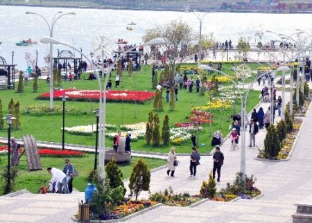 Bayrak motifli lalelerle hatıra fotoğrafı