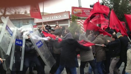 Bayrak sopalarıyla polise saldırdılar
