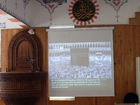 Bayrakçı Camii'nde Kabe görüntüsü eşliğinde namaz kılınıyor