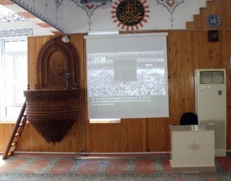 Bayrakçı Camii'nde Kabe görüntüsü eşliğinde namaz kılınıyor