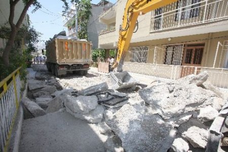 Bayraklı Belediyesi Sokaklara Parke Taşı Döşüyor
