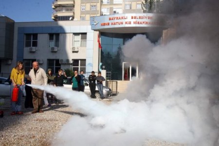 Bayraklı’da öğrencilere yönelik yangın tatbikatı yapıldı