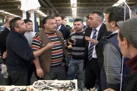 Bayraklı’da satılan balıkların boyları denetlendi