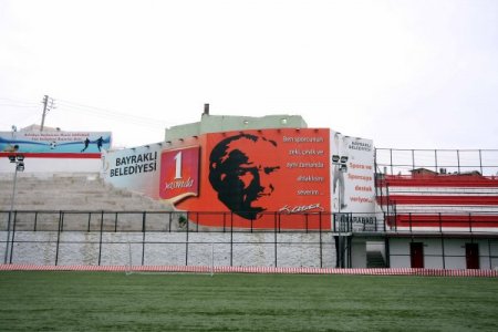 Bayraklı'daki 'Tribünkondu' Yıkıldı