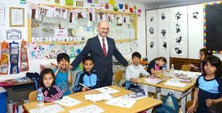 Bayraktar, Güney Kore’de Türk okulunu gezdi