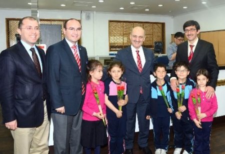 Bayraktar, Güney Kore’de Türk okulunu gezdi