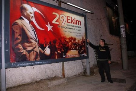 Bayram Afişi Hazırlayan Chp'li Belediye, Cumhuriyet'in Yıldönüm Tarihini Şaşırdı