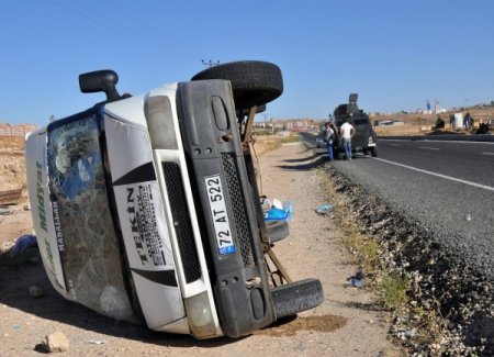 Bayram alışverişine giden köylülerin bulunduğu minibüs devrildi: 11 yaralı
