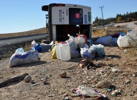 Bayram alışverişine giden köylülerin bulunduğu minibüs devrildi: 11 yaralı