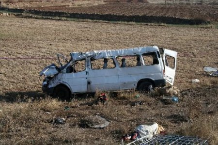 Bayram Alışverişine Giden Köylülerin Minibüsü Takla Attı: 6 Ölü, 15 Yaralı