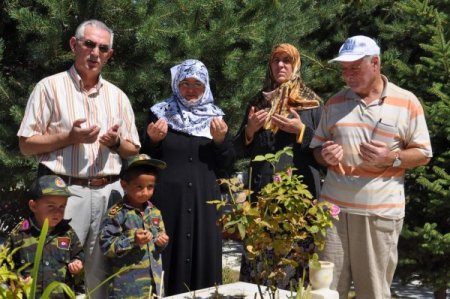 Bayram Arifesinde Vatandaşlar Şehitliğe Koştu