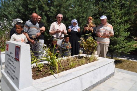 Bayram Arifesinde Vatandaşlar Şehitliğe Koştu